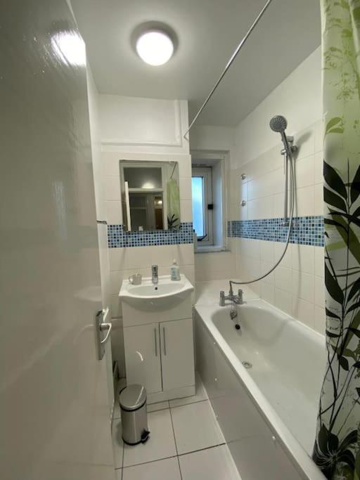 דירות Comfy Entire Flat With City View Balcony In Regents Park, Camden, Central לונדון מראה חיצוני תמונה